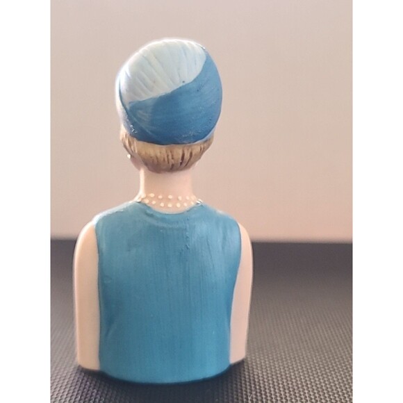 AVON 1983 CIRCA 1927 PORCELAIN MINIATURE LADY"S BUST FIGURINE  1 1/2 " - Picture 4 of 8